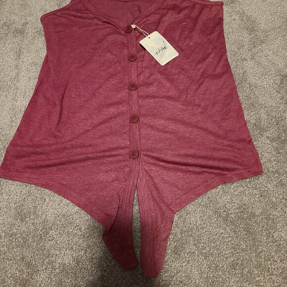 ❄3/$26 Xmas sale❄ NWT spaghetti strap tank top button up - Picture 4 of 5